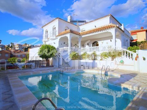 Beautiful 300m2 5 bedroom villa in a popular residential area in Coin close to all amenities.