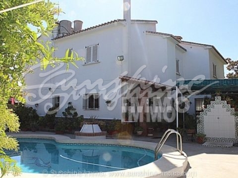Central 6 bedroom villa with separate apartment built on 3000 sqm building land in Coín