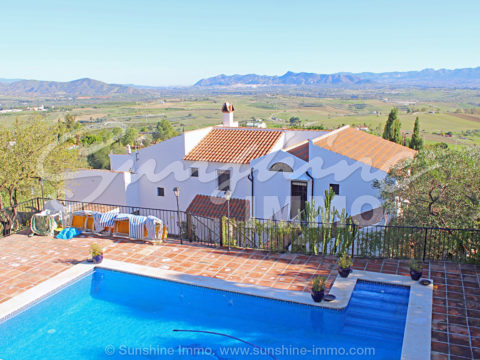 Amazing villa 295m2, 4 bedrooms and 43m2 guest house with 1 bedroom on a plot of 3.868m2 with beautiful views in Pizarra