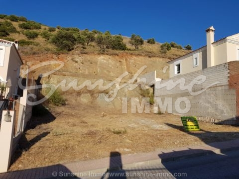 610 m2 plot in Sierra Gorda urbanization, with a building project included for the construction of about 200 square meters plus basement and pool.