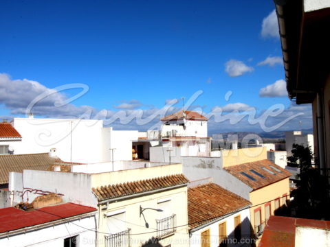 Interesting town house with many possibilities for renovation in the center of Coín. Three floors, three bedrooms, 202m2,  independent guest house one bedroom.