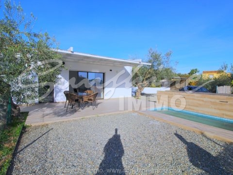 En alquiler bonita casa de nueva construcción, orientación sur, dos dormitorios y un estudio de invitados separado en una parcela de 900 m2, piscina privada y vistas al campo en Coín