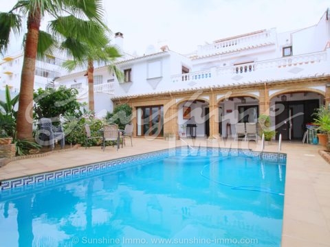 Very spacious, 237m2, and unique townhouse, with independent guest house, own pool and private garden in the center of Fuengirola, with all amenities by the doorstep, and yet very quiet. 