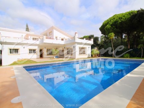 Traditionelle andalusische Villa von 444 m2 , auf einem großen privaten Grundstück von 2000 m2 in der Hacienda Las Chapas