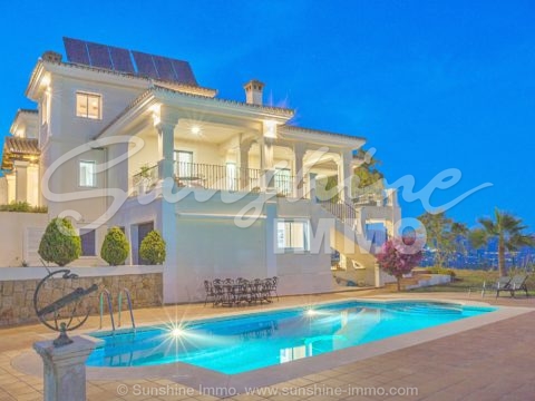 Beeindruckende 800 m² große Villa mit unabhängigem Gästehaus und wunderschönem Panoramablick auf das Meer und die Berge in La Mairena.