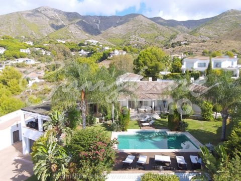 A truly stunning villa set in one of the most upmarket urbanization's in Mijas Valtocado, fantastic  views down to the coast , with a build size of 902 m2.