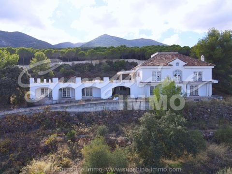 A fantastic investment opportunity to purchase a magnificent 1000 m2 villa over looking the bay of Malaga and the Guadalhorce Valley.The villa is in an upmarket gated urbanization in Alhaurin El Grande, and is on one of the highest plots maximizing the stunning views.