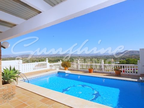 Fantastic, very high quality built villa 196m2 east facing  with  very nice views of the mountains on the outskirts of Coin. The villa was built in 1999 in a high standard.