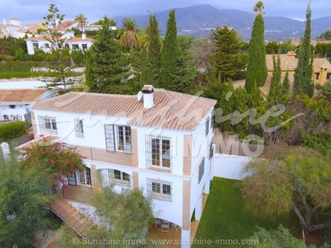 Lovely detached 250 m2 villa in Urbanization Campomijas built using the best qualities, the villa has a sotano of 40m2 that can be transformed into living space with separate entrance.