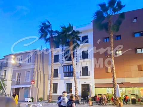 Perfecto para inversores !!! Justo en el centro de Málaga, en la plaza Enrique García Herrera, a solo 3 minutos a pie de la calle Larios y a 5 minutos del mercado, se encuentra este edificio histórico de 430m2, moderno y renovado, que se distribuye en 6 plantas.