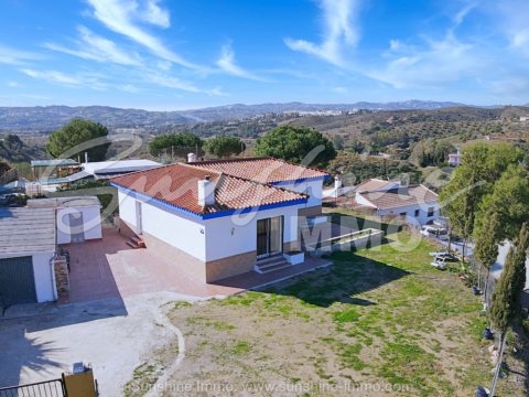 Recently reformed 3 bedroom Finca in  Mijas situated on a fenced and gated plot of 950 m2 the house is 130m2 built situated minutes from a main road making it good access down to Mijas costa.