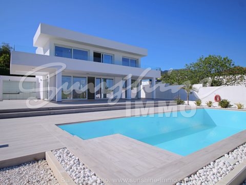 We are delighted to offer this recently constructed in 2019 stunning contemporary villa in Los Pinos de Alhaurin one of the best urbanizations in Alhaurin de la Torre, with easy access to Malaga city, Airport and local beaches.