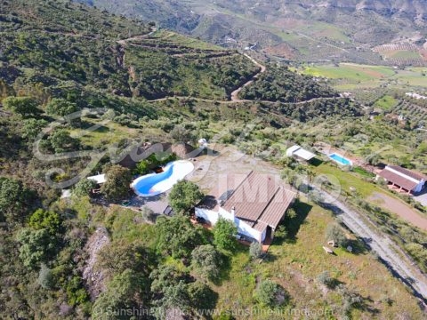 Beautiful finca with a 10,000 m2 plot, and a house of 170 m2 built, 2 bedrooms and 1 bathroom.