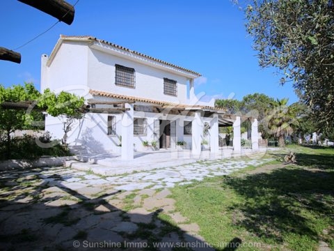 Spectacular finca with 120,000 m2 of land and a house with an annex for guests, of excellent design and decoration, with 635 m2 built and 296 m2 useful, 4 bedrooms and 4 bathrooms.