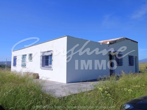 Large finca with 30,000 m2 of land, with impressive views located in La Jara, Coín. 336 m2 built, 4 bedrooms, 2 bathrooms.
