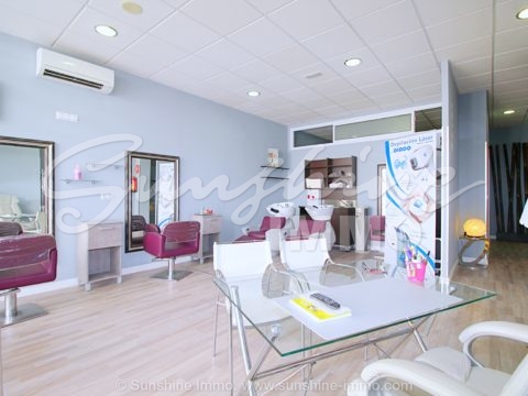 Ausgezeichnete Geschäftsmöglichkeit!!! Schönes, ausgestattetes und sehr gut gelegenes ästhetisches Behandlungszentrum in Alhaurín El Grande mit einer Fläche von 100 m2.