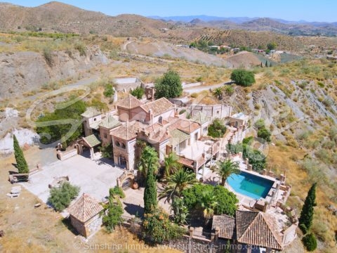 Unique opportunity for investors with an impressive and magnificent Andalusian farmhouse of special design and sea views, 1600 m2 built on a 225,000 m2 plot, projects for urban development and rural complex approved. Located just 5 minutes from Cártama Estación.