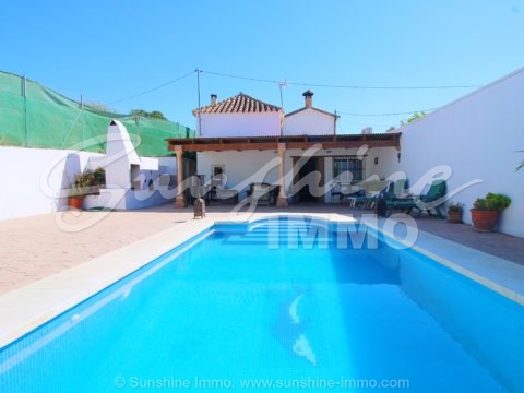 Just 500m from the shops, restaurants and bars is this very nice, furnished and cozy 3 bedroom finca 110m2 with 1865 m2 of fenced land with fruit, nut and avocado trees.
