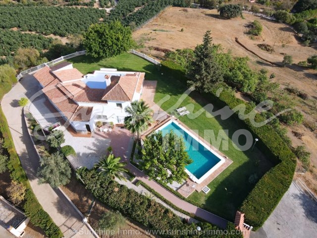 Exclusively only with us !!! Spectacular and unrepeatable Finca  with more than 50,000 m2 of land, with a large main house, 2 guest houses , an apartment, 10 horse stables, a large riding arena and a paddock . Each house has a private pool and incredible views of valleys and mountains. This magnificent avocado and mango estate is superb for horse lovers!
