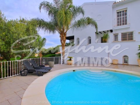 Wunderschönes Doppelhaus von 300 m2 mit privatem Pool und unglaublichem Blick auf das Guadalhorce-Tal, Malaga und die Sierra Nevada in Alhaurín de La Torre. 5 Schlafzimmer, 2 Badezimmer.