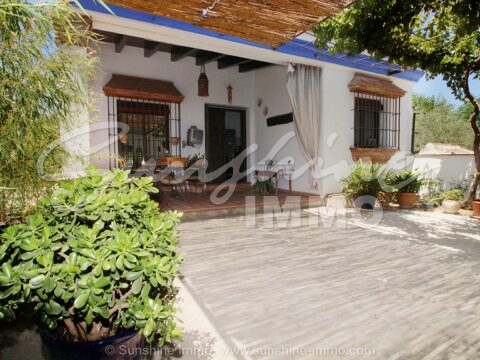Cálida y acogedora casa de campo completamente amueblada en Cortijo Benítez, Coín. 100 m2 construidos, 3 dormitorios, 1 baño y 1 aseo.