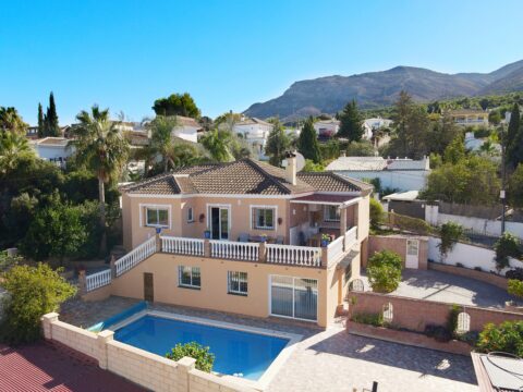 Exclusive to Sunshine Immo this stunning villa in the upmarket area of la Chicharra 317m2 built on a 850m2 plot offering wonderful views of the guadalhorce valley and beyond.