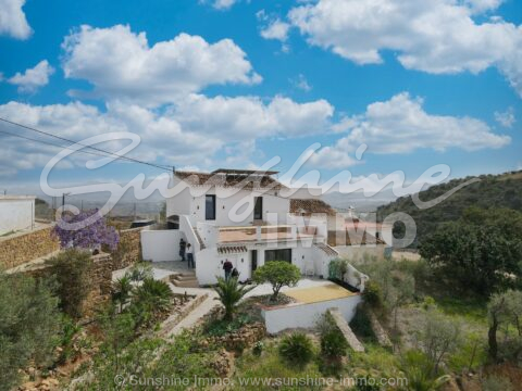 Charming  semi detached village house 196 m2 built house in Cartama in a small village called Gibralgalia . the house has been beautify restored into 2 separate apartments.