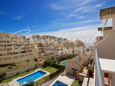 Large 113m2 built with a usable space of 77m2 we offer this fantastic 1 bedroom penthouse just a 5 min walk to the beach and shops supermarket and golf course with club house in Torrequebrada in an established development , with gardens and swimming pool.