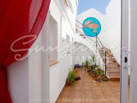 145 m² 4 bedroom townhouse, just 5 minutes walk to Plaza de La Villa and all amenities in Coin. This cozy house was built in 1960 and has been completely renovated in the last 4 months. A perfect home for those who like to have everything close by.