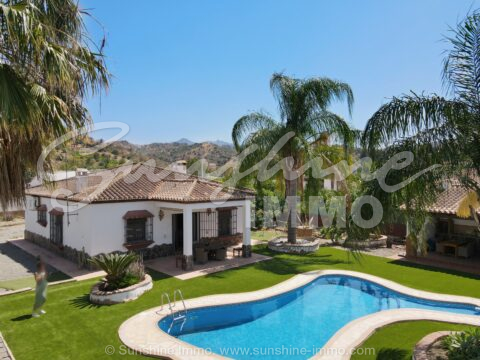 Maravillosa , moderna con un toque rústico, totalmente amueblada 3 dormitorios 2 baños casa de campo 120m2 y 1800m2 de jardín.  