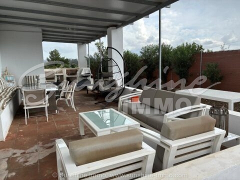 This completely renovated 3 bedroom finca with 100m2 living space is located in Coin and is on one level.