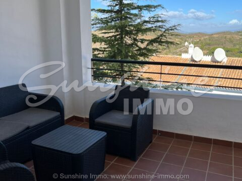 Precioso apartamento, impecablemente cuidado y completamente amueblado, en Alhaurín Golf con piscina comunitaria.