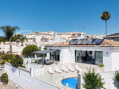Stunning 228m2 south-facing villa, completely renovated in 2024, offers dream sea views and is located in a very popular area of ​​Riviera del Sol, just a 10-minute walk from the beach, restaurants, bars, and supermarkets.