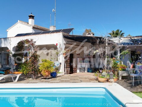 Encantadora casa adosada de campo con piscina y gran parcela, a solo 7 minutos en coche de Coín.