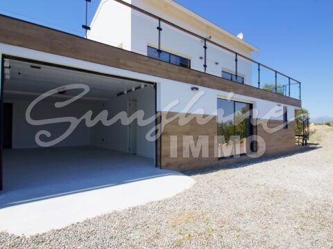 Casa de campo única y moderna de dos plantas más sótano, situada en una amplia parcela de 1.500 m² que ofrece total privacidad y unas vistas impresionantes al pueblo.