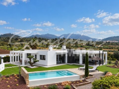 Nestled in one of the most beautiful settings in Alhaurín el Grande, this extraordinary modern villa enjoys breathtaking panoramic views across the valleys toward the Málaga skyline.