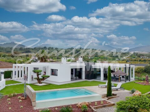 Diese wunderschöne, moderne Villa befindet sich in einer traumhaften Lage von Alhaurín el Grande und bietet einen atemberaubenden Panoramablick über die umliegenden Täler bis hinunter in Richtung Málaga.