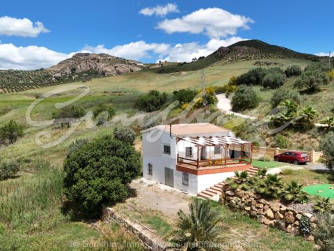  Esta encantadora casa de campo con AFO en Álora destaca por sus impresionantes vistas y es un verdadero paraíso para los amantes de la naturaleza.