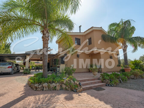 Exclusiva Villa con AFO, Agua de Red y Parcela de 2.222 m² – Una Joya Única en Coín.