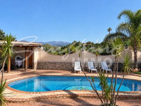 Charmante rustikale Finca mit 6 Pferdeboxen, privatem Pool und großem Potenzial in Coín!